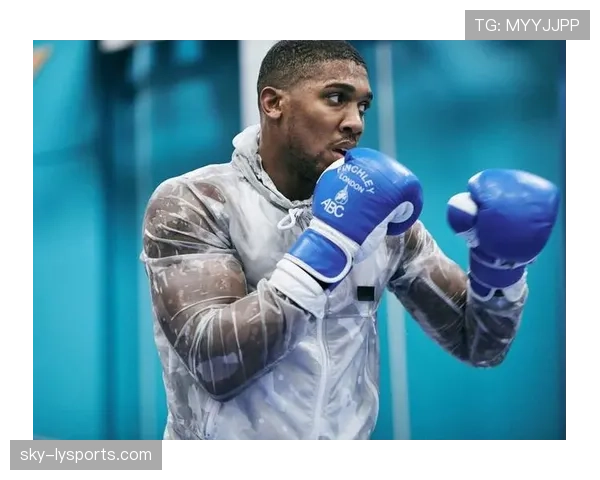 安东尼·约书亚深夜带娃遛狗，袖口露出一块让人怀疑人生的手表