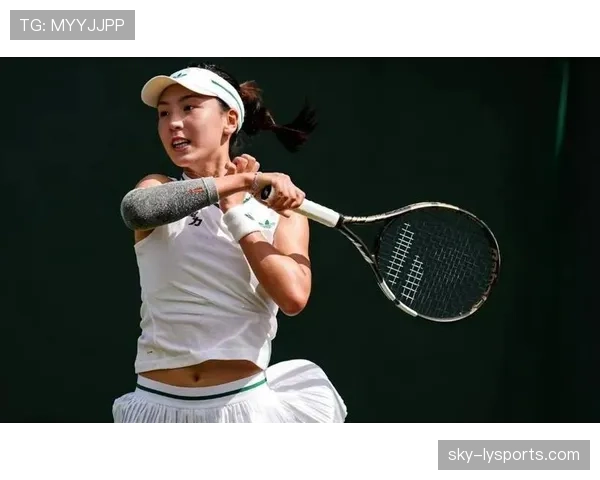 王欣瑜比赛完直接蹲场边啃香蕉，这自律程度真的服了